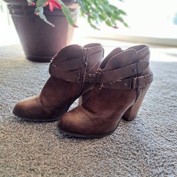 XOXO heeled belted bootie shoe, size 6.5M Kasper comfortable heeled short heel - Picture 9 of 11